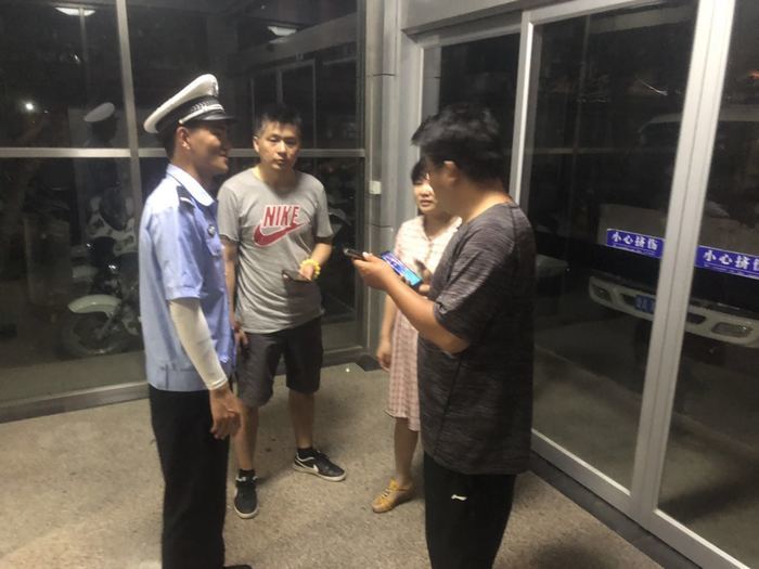 赞！烈日炎炎司机中暑，济南交警奋力砸窗救人！