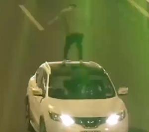 广州警方通报男子将车停中间车道、站上车顶抽烟 