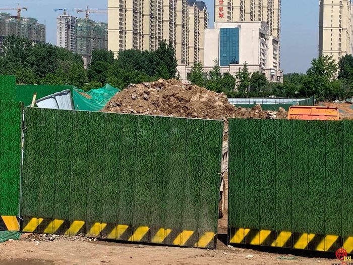 【啄木鸟在行动】历城区郭店医院公交站西侧渣土覆盖不全