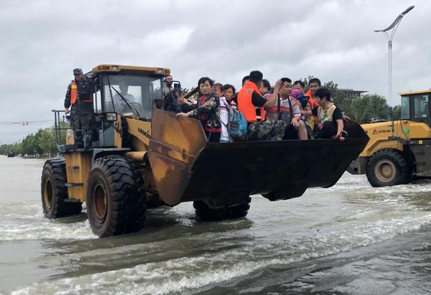 抢险救灾显身手！开挖掘机，我们山东人是认真滴！