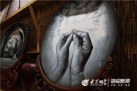 这就是山东丨刻瓷人“敲砖”20年刻坏5千余把雕刻刀