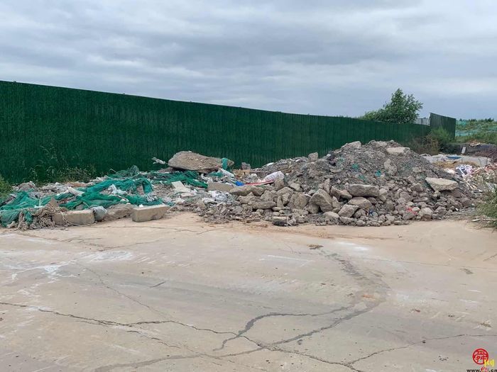 【啄木鸟在行动】绣源西街附近渣土裸露 防尘措施有待加强