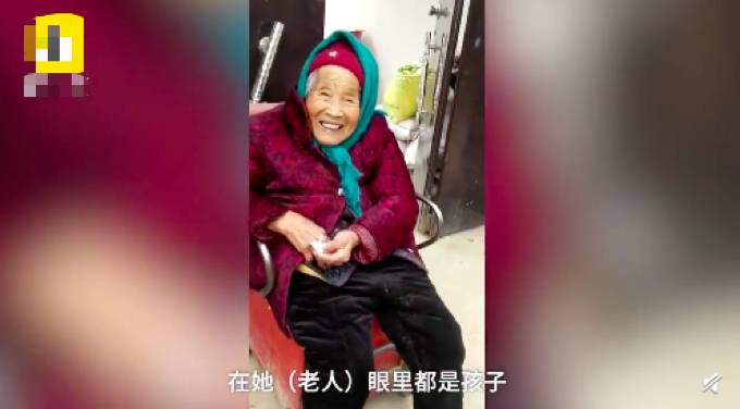 幸福就这么简单！107岁妈妈给84岁女儿捎糖吃，女儿笑开花