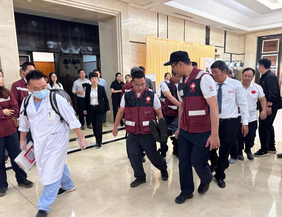 婚礼现场新郎突然晕倒 巧遇全市急救专家隔壁开会