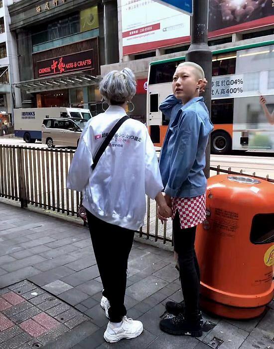 成龙21岁女儿近照曝光，与妻子牵手逛街大秀恩爱