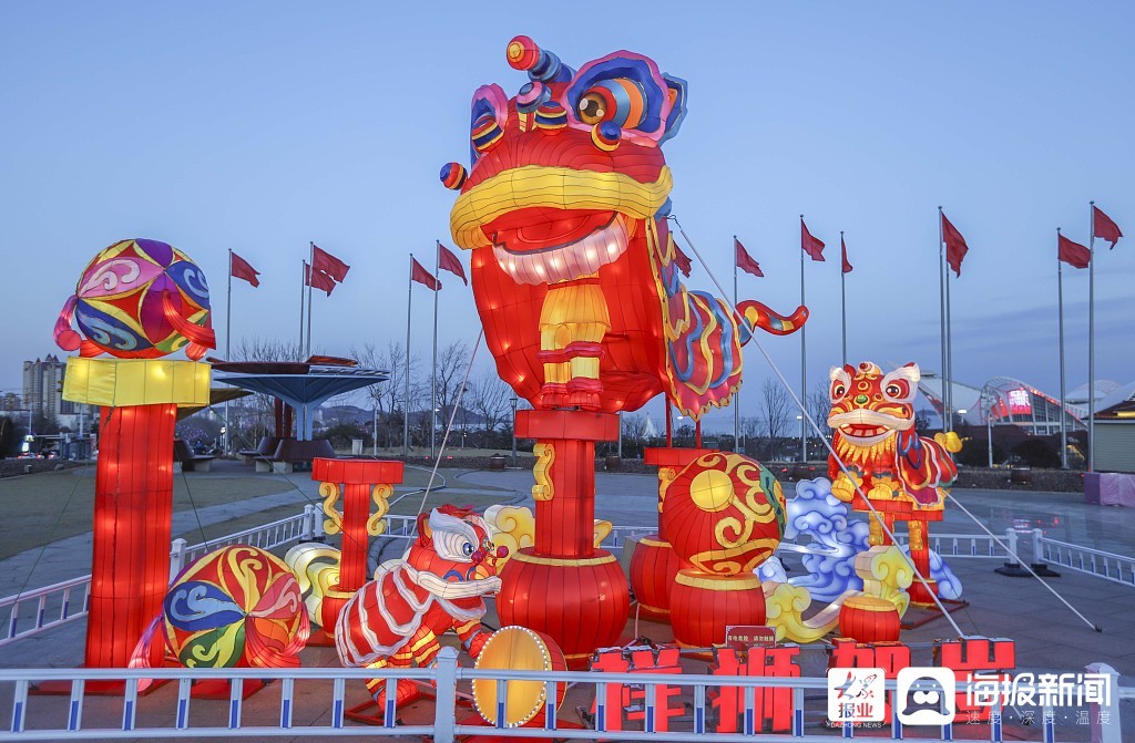 青岛：迎春花灯美轮美奂 市民观赏其乐陶陶