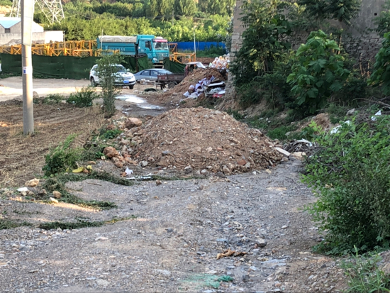 【啄木鸟在行动】港兴路与港九路交汇处附近大片渣土裸露