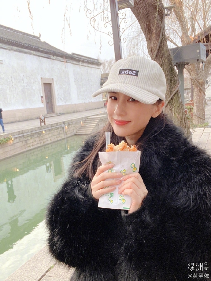 黄圣依重游故地忆童年 气质温婉状态好