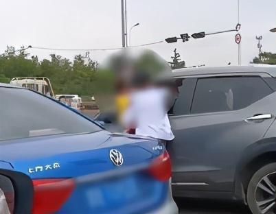 女子抱娃持刀猛扎前车女司机 警方通报家庭纠纷引发事故