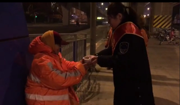暖心！凌晨3点她们为环卫工人熬好了腊八粥