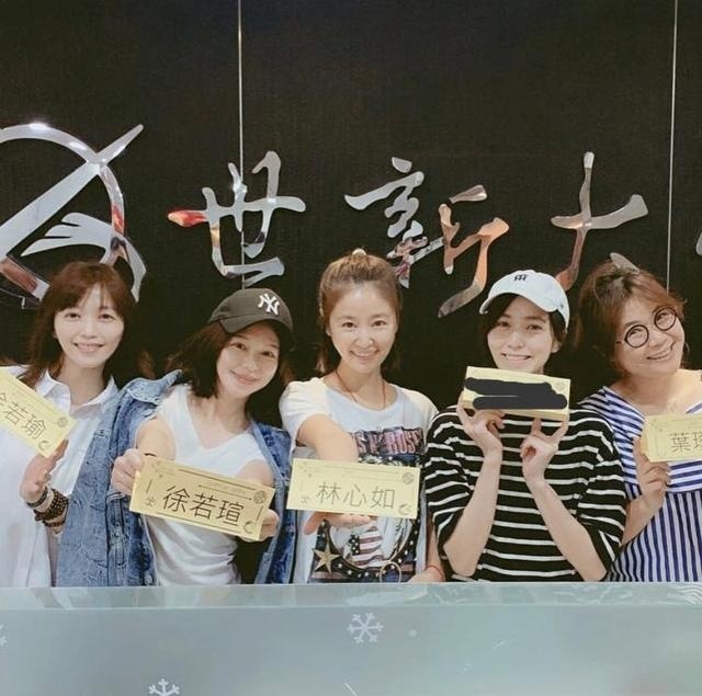 徐若瑄与“学妹”林心如素颜合影，40多岁清纯依旧