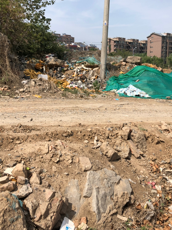 【啄木鸟在行动】凤岐路“建大花园”公交站南侧70米路西存在扬尘隐患