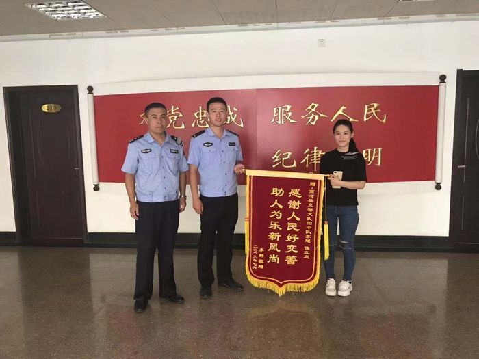 【温暖泉城】4公里5分钟 警车变身紧急“救护车”送高烧男孩