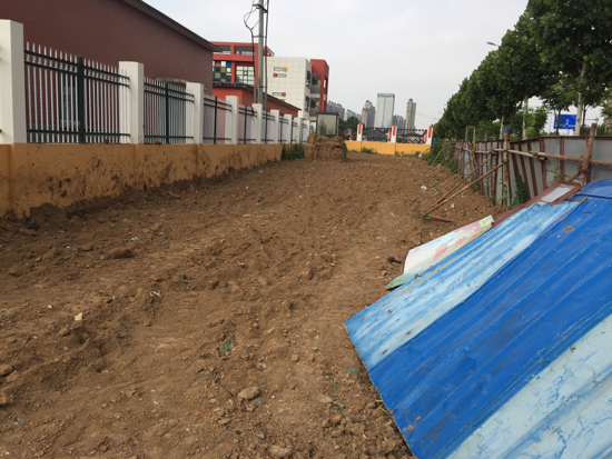 【啄木鸟在行动】铁厂北路东都尚城北门对面区域有大片裸土