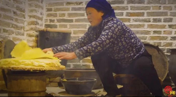 泉水人家有一“煎饼侠”，百十岁了依然嘎嘣脆，听说还有了新绝活…