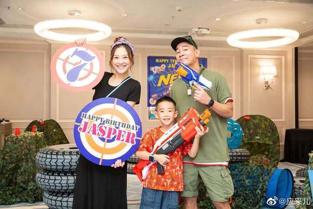 陈小春|37岁应采儿产二胎后恢复惊人 10天秒变蚂蚁腰