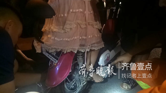 8岁女孩被电动车“咬脚”，济南消防拆车救援