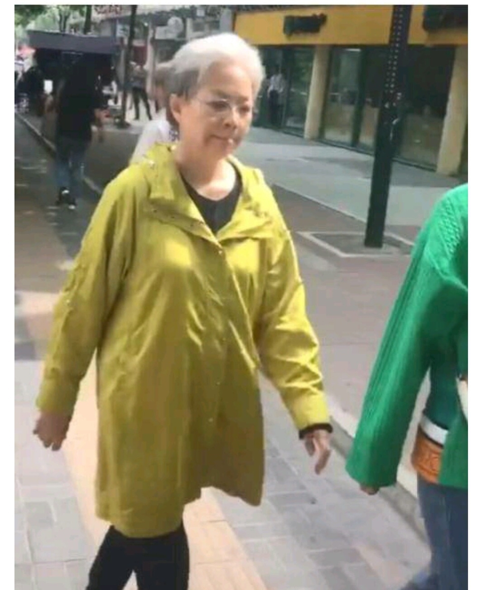 组图：宋丹丹画风突变满头白发现身街头 请路人吃冰棍十分亲和