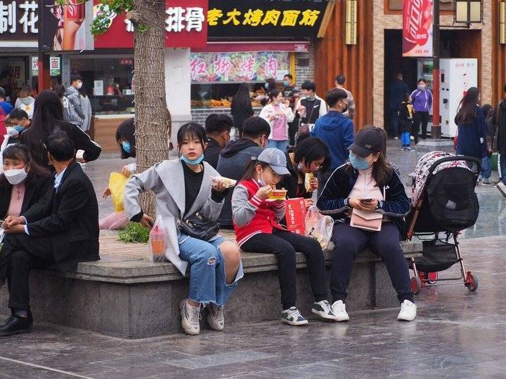 吃货们纷至沓来，济南小吃街满血复活显示城市活力恢复