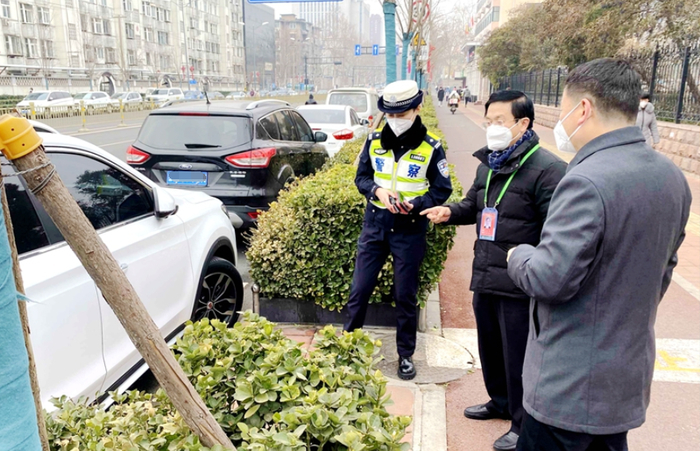 济南中学与交警联合排查学校门口及周边道路交通安全隐患