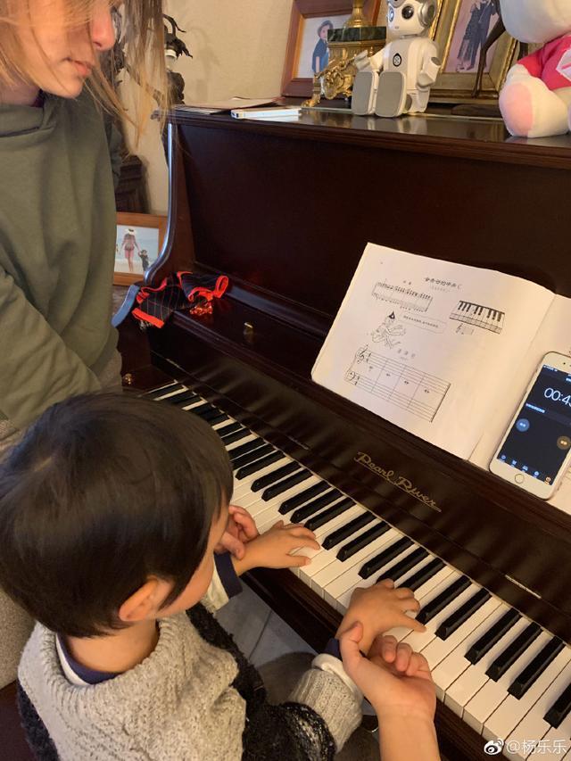 汪涵一家三口全家福曝光，4岁小沐沐身高亮了