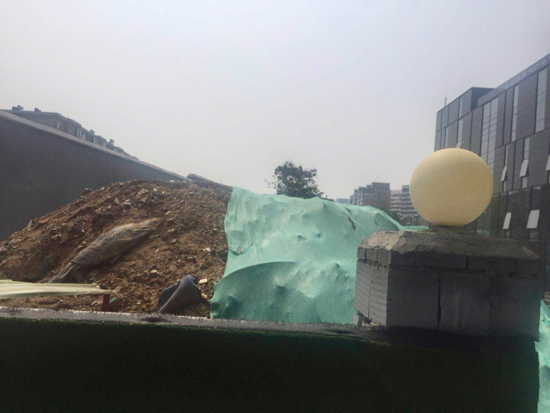 【啄木鸟在行动】二环东路与解放路交汇处西南角渣土覆盖不全