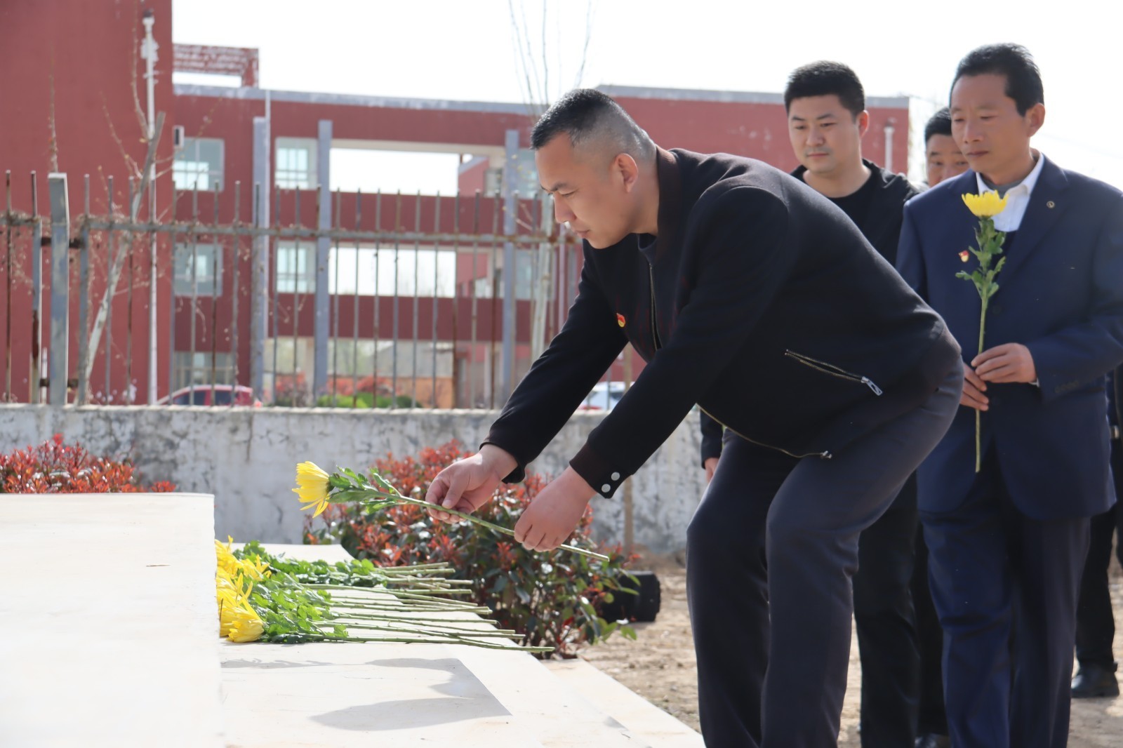 鱼台推行“纸钱换鲜花”等文明祭扫活动