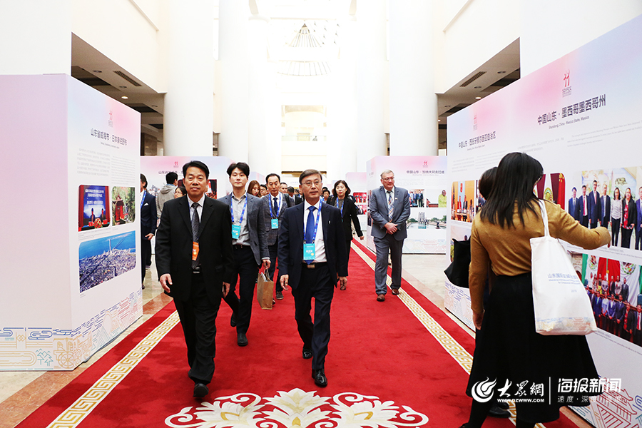 33国的外宾们来了！山东国际友城40年图片展成“打卡地”