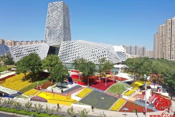 饮用水水源地达标率100%  绿化覆盖率近50%  生态槐荫谱写人与自然和谐共生现代化篇章