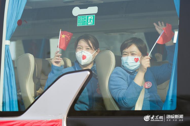 鲜花，祝福标语 民众自发机场欢迎英雄回家