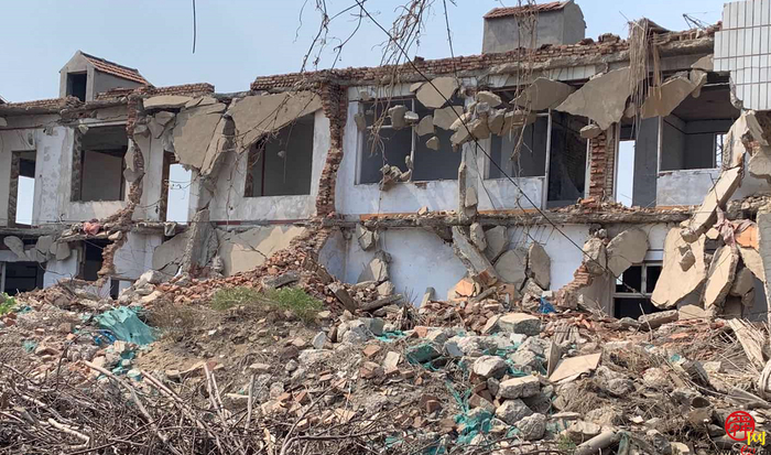 【啄木鸟在行动】章丘区亨通药店附近建筑垃圾覆盖不全