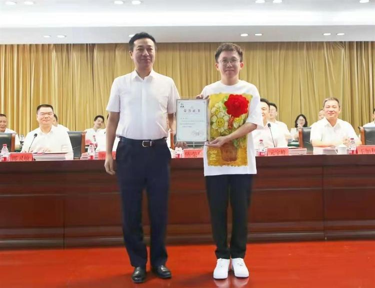 浙江一教师获奖210万元商品房和现金 校方：3年前还得过一辆28万元的车