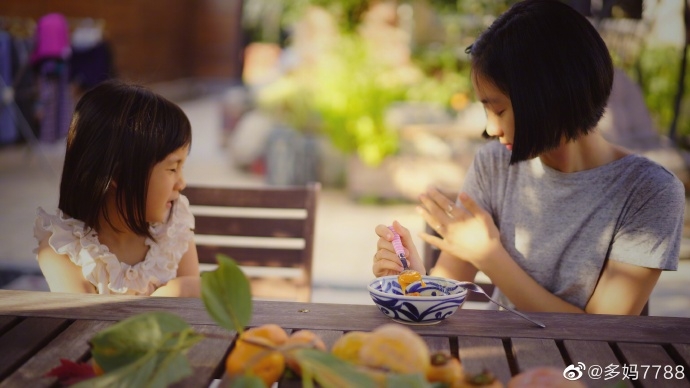 孙莉晒多多与妹妹甜美合照 多多短发造型吸睛