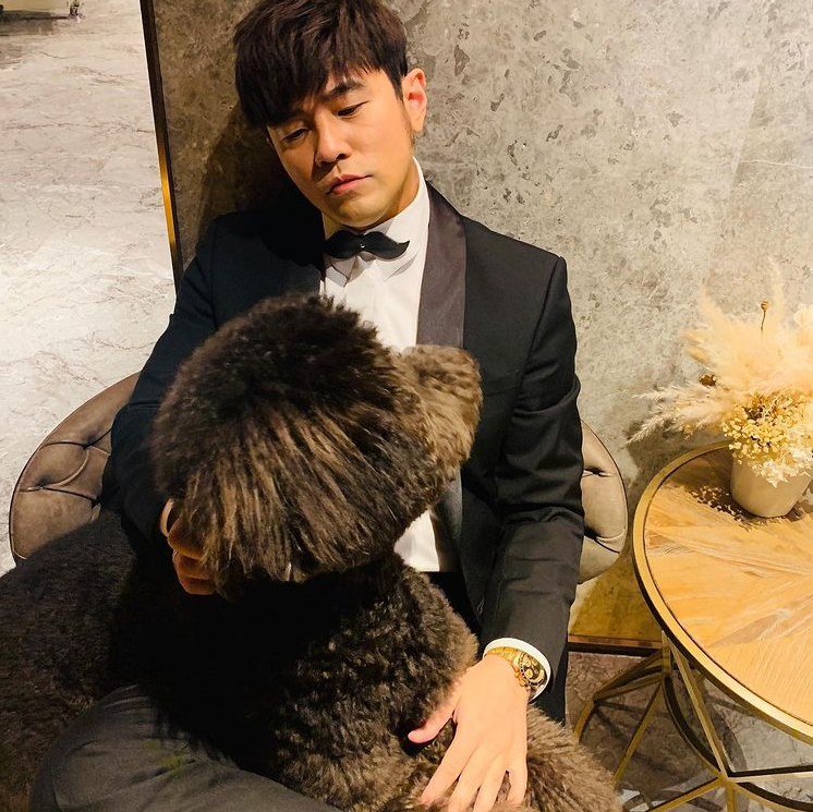 周杰伦现身林俊杰生日会 一身黑西装绅士有型