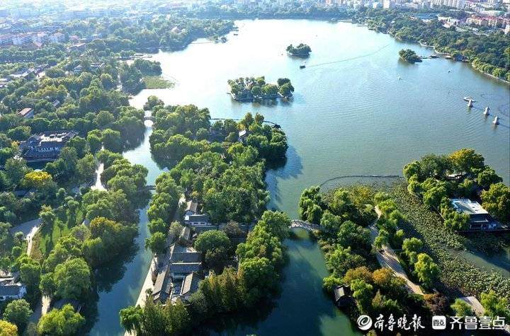 济南老城区大明湖，色彩斑斓的秋季美景如画