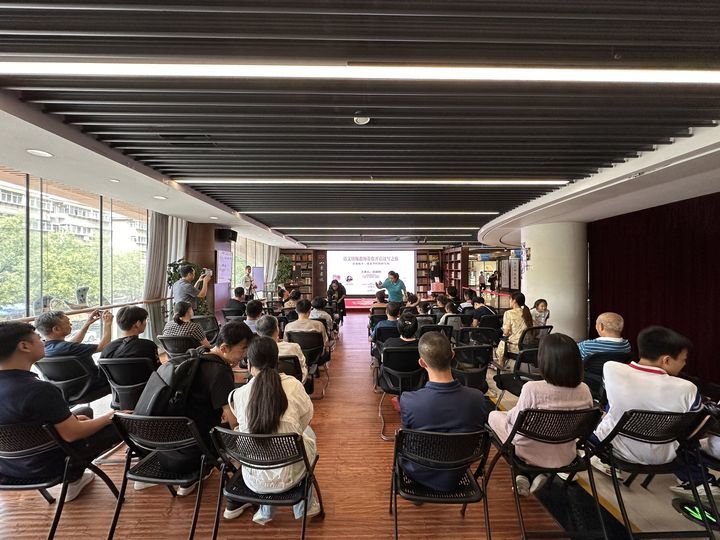 语文特级教师张丽钧与济南读者分享阅读与写作