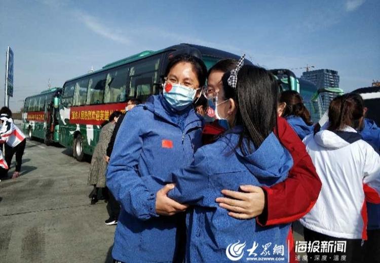 终于到家了！时隔两个月，山东医疗队576名队员再次与亲人紧紧相拥