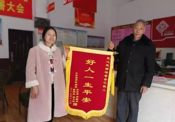 狂风暴雨中，他驾驶小艇3次冲进大浪救出7人，事后却悄然离去