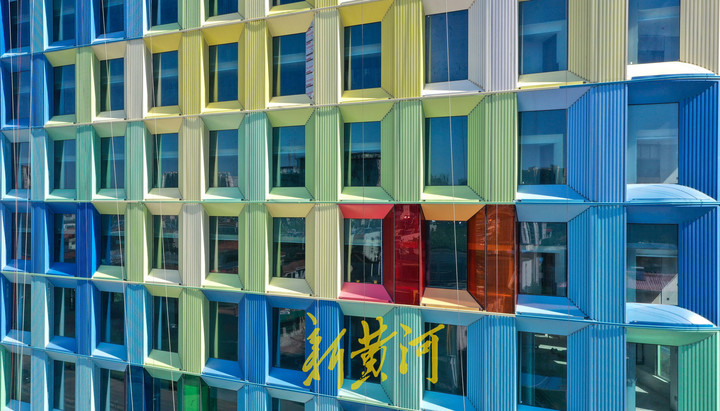 济南街头这个三角形星空大楼火了，楼身共有25种颜色