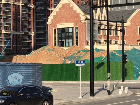 【啄木鸟在行动】历城区大汉峪路附近有渣土未覆盖防尘网