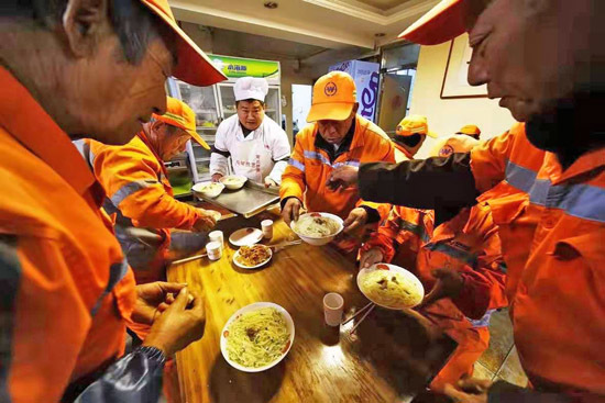 一碗面温暖一座城！海阳这家面馆连续6年为环卫工人送面