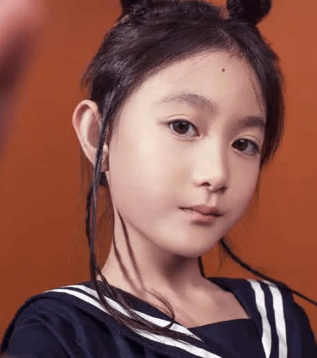 李小鵬7歲女兒奧莉近照變化好大，身材清瘦氣質好出眾