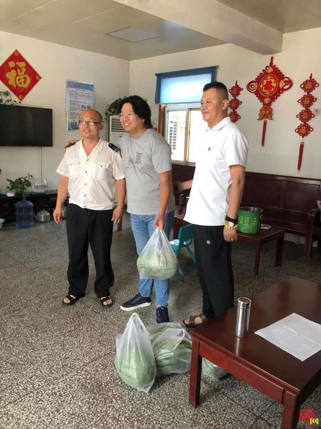 暴雨过后捡车牌 济南公交驾驶员爱心举动暖人心