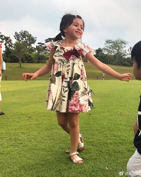 梁咏琪4岁混血女儿近照曝光，大眼睛高鼻梁颜值高到犯规！