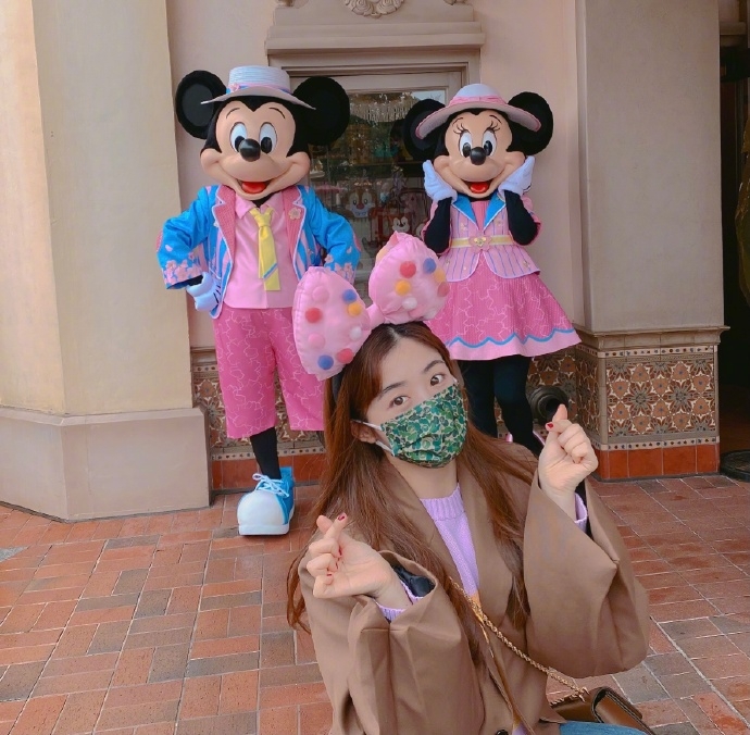 张含韵晒迪士尼游玩美照戴超大蝴蝶结少女感满满
