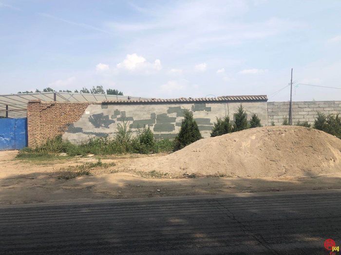 【啄木鸟行动】槐荫区美里西路道路旁渣土裸露成堆堆放