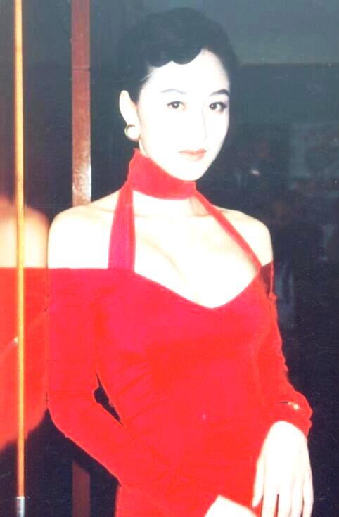 李连杰58岁妻子素颜近照，容颜不老风韵犹存，网友：岁月不败美人