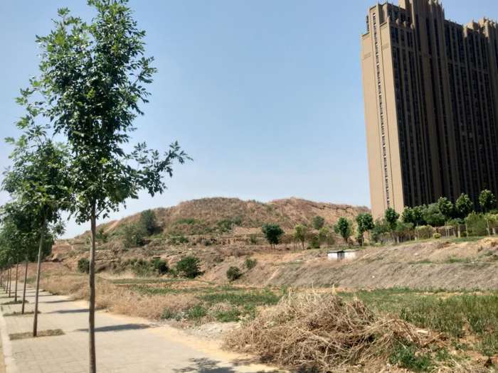 【啄木鸟在行动】槐荫区党杨路与刘长山路交汇处存在脏乱及扬尘问题