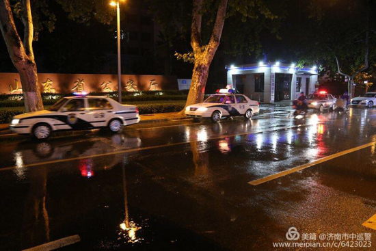 台风暴雨中，那一抹逆行的警察蓝