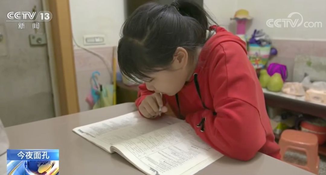 这位蹦跳下班的工地大叔火了，他的一句话戳中了很多人的心